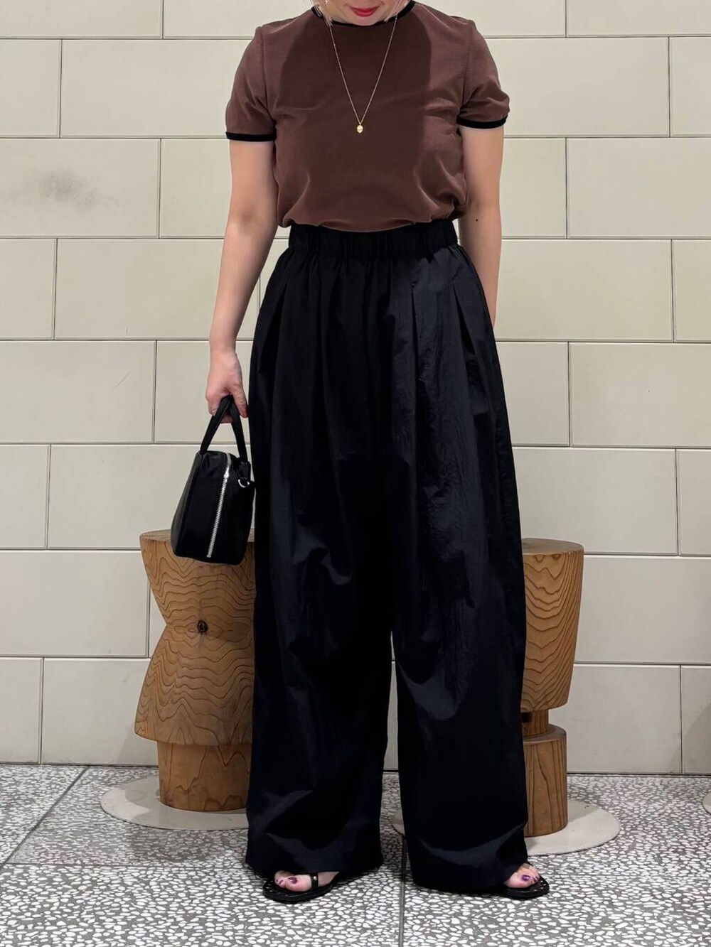 「大人カジュアル、スポーツミックス、URBANRESEARCH、シンプルコーデ、サンダル、newarrival、休日スタイル、お出かけコーデ、骨格ウェーブ、ウェーブ×ブルベ夏、やや暑い、初夏パンツ」｜「URBAN RESEARCHの『UR TECH』ギャザーワイドパンツ（その他パンツ、ブラック系）」を使った、MINAMIさん（レディース・158cm）の春コーディネートの2枚目の写真