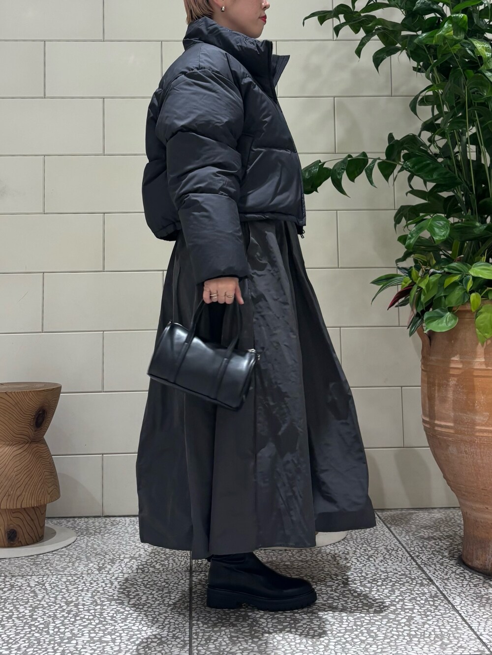 「冬コーデ、マイベストコーデ2024、ダウンジャケット、ブーツ、ロングスカート、休日スタイル、きれいめカジュアル」|「URBAN RESEARCHの『UR GREEN』撥水ショートダウンコート(ダウンジャケット/コート、ブラック系)」を使った、MINAMIさん(レディース・158cm)の冬コーディネートの2枚目の写真
