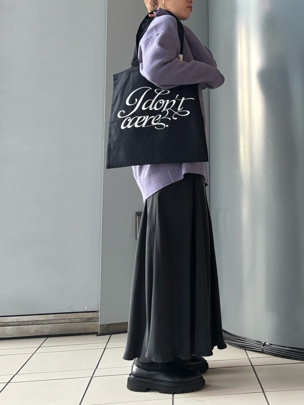 「タートルネック、最近のいい感じコーデ、お出かけコーデ、ニット、ロングスカート」｜「LAATOのslit neck knit po（ニット/セーター、パープル系）」を使った、MINAMIさん（レディース・158cm）の冬コーディネートの3枚目の写真