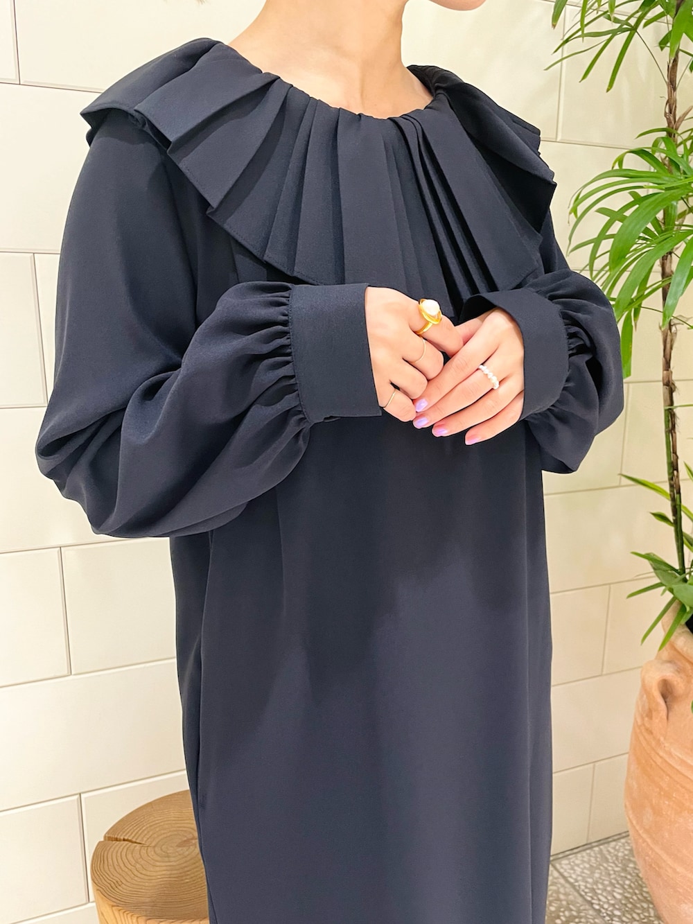「ほめられ本命コーデ、フォーマル、２ＷＡＹ、結婚式、結婚式二次会スタイル、ブラック、ブラックコーデ、パンプス」｜「URBAN RESEARCHのアイテム（ワンピース/ドレス、ブラック系）」を使った、MINAMIさん（レディース・158cm）の冬コーディネートの4枚目の写真
