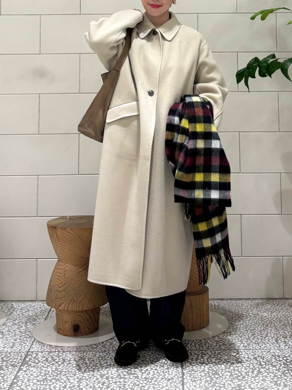 「デートコーデ、URBANRESEARCH、newarrival、冬アウター、ブルベ夏、骨格ウェーブ、秋カラーコーデ、秋のお出かけコーデ、ウェーブ×ブルベ夏、ウェーブ×着やせ、私の推し新作アイテム、ブルベ夏×秋カラーコーデ」|「URBAN RESEARCHのsuper120 リバーステンカラーコート(ステンカラーコート、ベージュ系)」を使った、MINAMIさん(レディース・158cm)の秋コーディネートの2枚目の写真