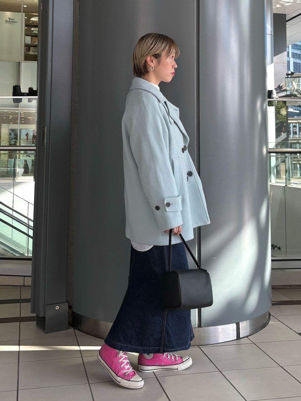 「お出かけコーデ、シャツスタイル、デニム、デートコーデ、淡色コーデ、休日スタイル」｜「URBAN RESEARCHのスクエアレザーバッグ（ハンドバッグ、ブラック系）」を使った、MINAMIさん（レディース・158cm）の夏コーディネートの2枚目の写真