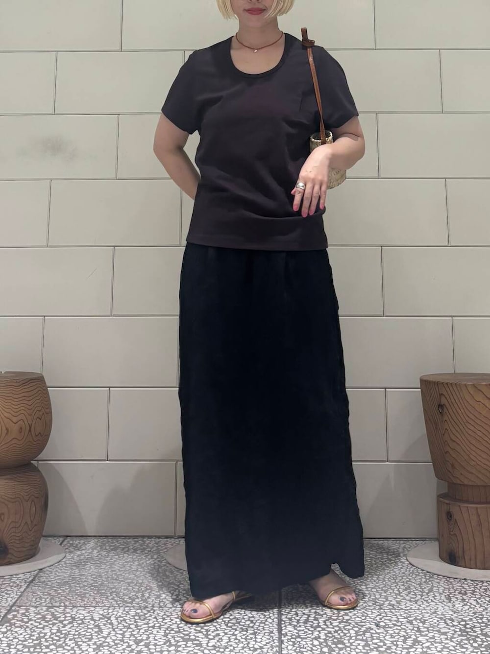「大人カジュアル、ロングスカート、URBANRESEARCH、サンダル、夏コーデ、newarrival、休日スタイル、サンダルコーデ、お出かけコーデ、骨格ウェーブ、暑い、ウェーブ×ブルベ夏、ここでしか手に入らない別注アイテム、カジュアル派のtシャツコーデ、夏ルックで気分アップ」｜「LAATOのcrew neck tee（Tシャツ/カットソー、ブラウン系）」を使った、MINAMIさん（レディース・158cm）の夏コーディネートの2枚目の写真