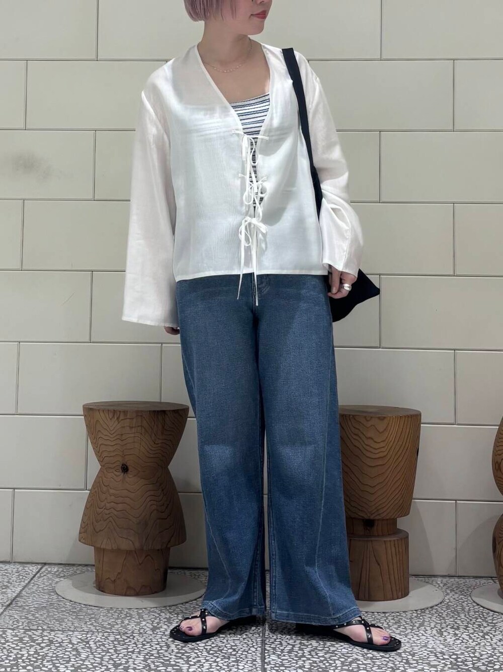 「大人カジュアル、デニム、きれいめカジュアル、URBANRESEARCH、シンプルコーデ、サンダル、newarrival、休日スタイル、サンダルコーデ、お出かけコーデ、リボン、淡色コーデ、骨格ウェーブ、ウェーブ×ブルベ夏、初夏アウター」｜「URBAN RESEARCHのdecor『デコール』　Heartchain Necklace（ネックレス、シルバー系）」を使った、MINAMIさん（レディース・158cm）の春コーディネートの2枚目の写真