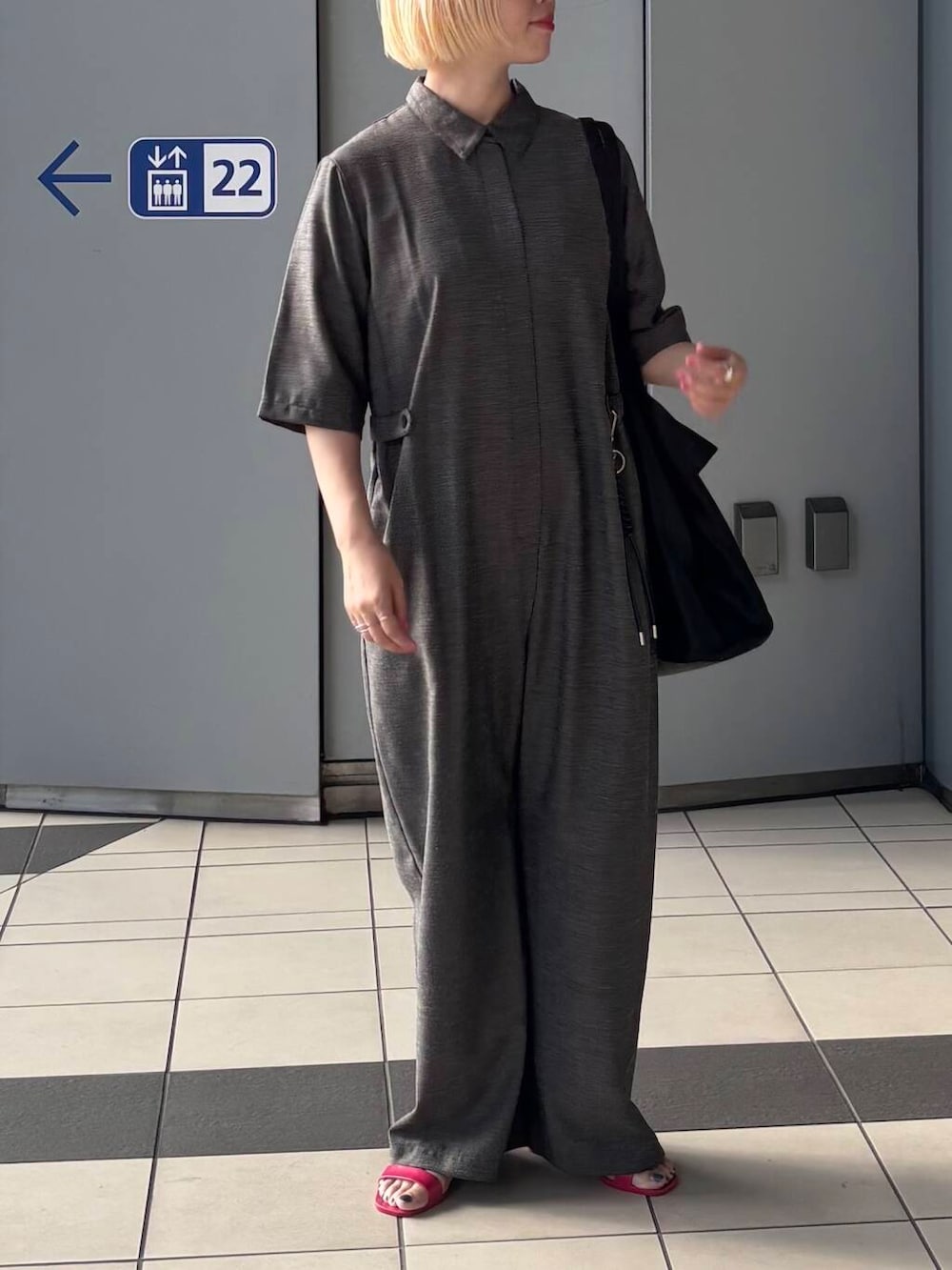 「オールインワン、シンプルコーデ、夏コーデ、旅行コーデ、私が選ぶセールアイテム25ss、夏ルックで気分アップ」｜「URBAN RESEARCHの『2サイズ展開』リネンブレンドジャンプスーツ（サロペット/オーバーオール、ブラック系）」を使った、MINAMIさん（レディース・158cm）の夏コーディネートの2枚目の写真