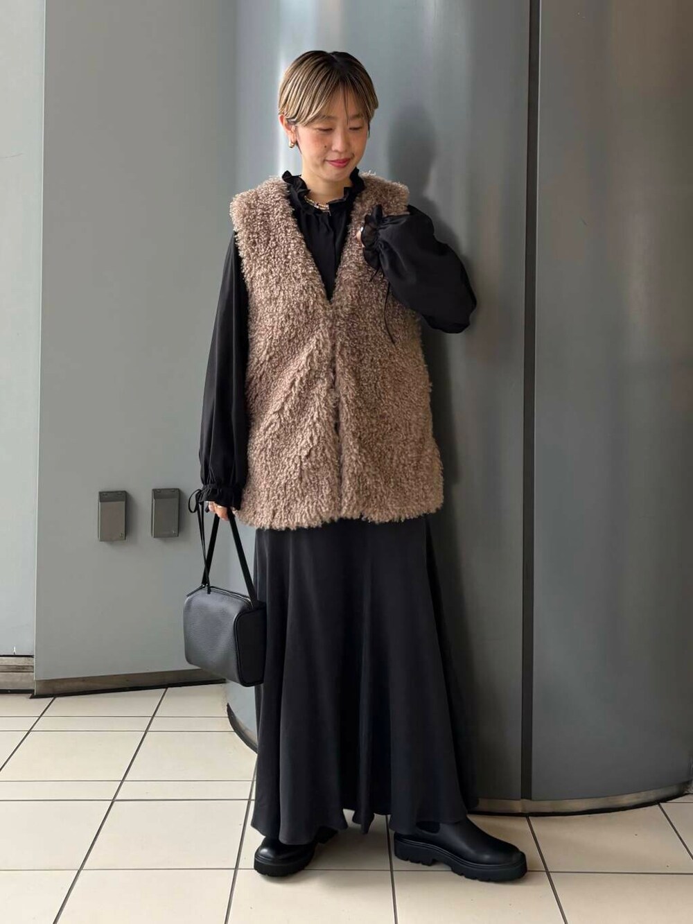 「デートコーデ、URBANRESEARCH、newarrival、リボン、ブルベ夏、骨格ウェーブ、秋のお出かけコーデ、ウェーブ×ブルベ夏、ウェーブ×カジュアル、ウェーブ×着やせ、私の推し新作アイテム、初秋の羽織りものコーデ」|「URBAN RESEARCHの『MADE IN JAPAN』キュプラフィブリルフレアスカート(スカート、グレー系)」を使った、MINAMIさん(レディース・158cm)の秋コーディネートの2枚目の写真