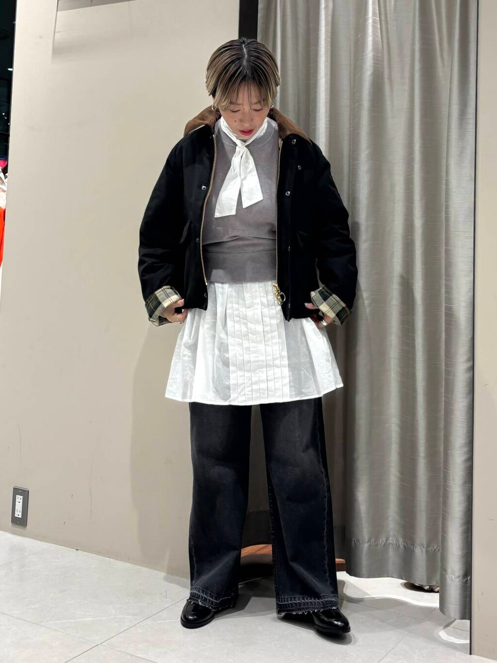 ブラック系のデニムパンツ、ブラウン系のその他アウター、グレー系のニット/セーターを着用したレディースの秋コーディネートの2枚目の写真