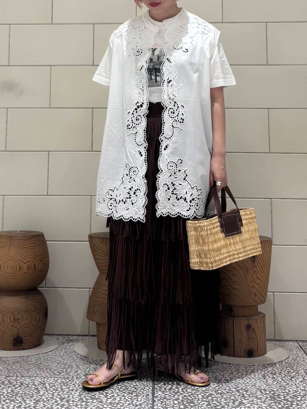 「大人カジュアル、URBANRESEARCH、サンダル、newarrival、骨格ウェーブ、ウェーブ×ブルベ夏、ここでしか手に入らない別注アイテム、私のイチ推しブランド、カジュアル派のtシャツコーデ」|「URBAN RESEARCHのストローカゴバッグ(かごバッグ、ブラウン系)」を使った、MINAMIさん(レディース・158cm)の夏コーディネートの2枚目の写真