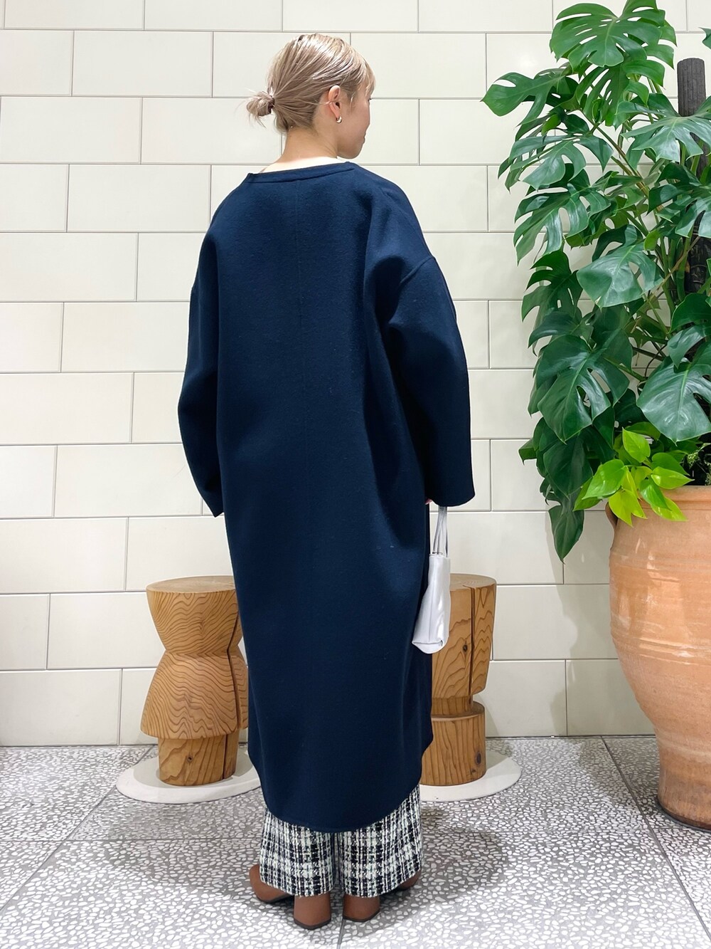 「新星WEARISTAにエントリー、冬アウター、ホワイトコーデ、クリスマスに着たい服、ロングコート、マイベストコーデ2023、お出かけコーデ、コート、おでかけコーデ」｜「URBAN RESEARCHのSuper140ノーカラーリバーコート（その他アウター、ブルー系）」を使った、MINAMIさん（レディース・158cm）の冬コーディネートの3枚目の写真