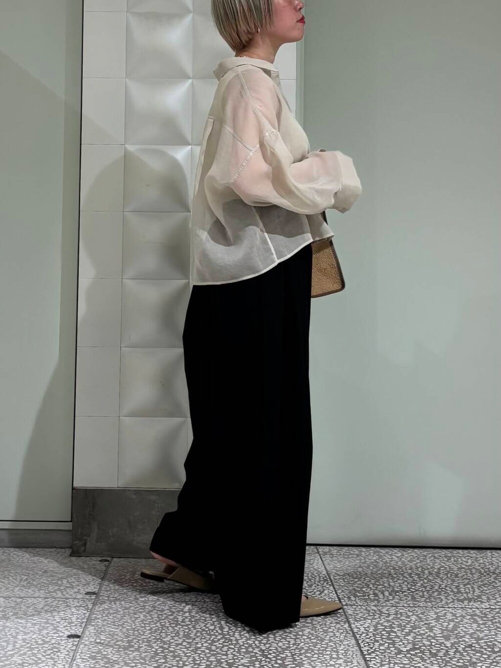 ベージュ系のパンプス、ブラック系のその他パンツ、ベージュ系のシャツ/ブラウスを着用したレディースの春コーディネートの2枚目の写真