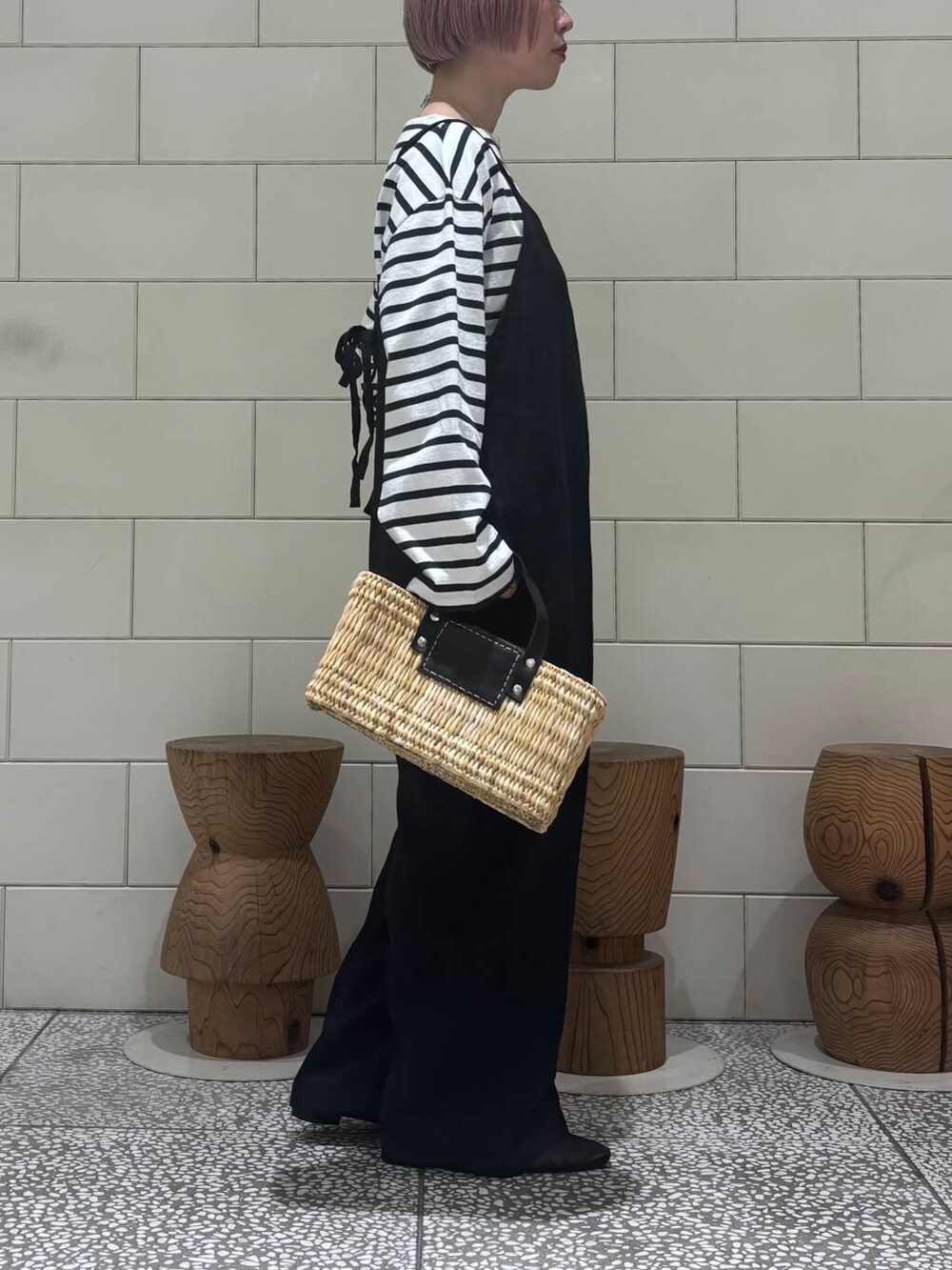 「大人カジュアル、URBANRESEARCH、シンプルコーデ、サロペット、リネン、かごバッグ、newarrival、休日スタイル、旅行コーデ、骨格ウェーブ、ウェーブ×ブルベ夏、ここでしか手に入らない別注アイテム、私のイチ推しブランド、初夏のお出掛けコーデ」|「Le Minorの『別注』Le minor×UR Border cropped T-shirts(Tシャツ/カットソー、ブルー系)」を使った、MINAMIさん(レディース・158cm)の春コーディネートの2枚目の写真