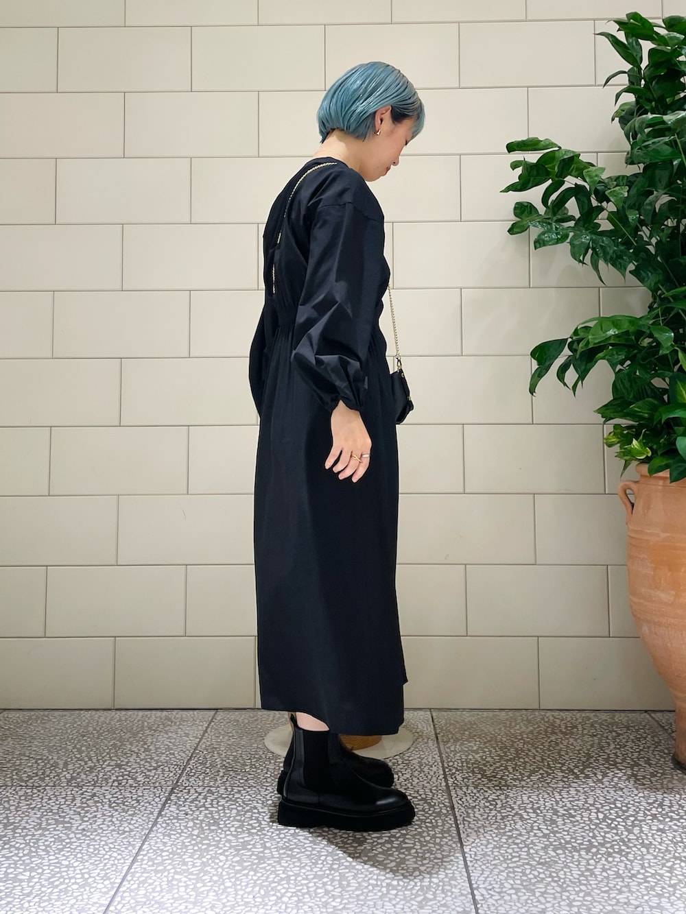 「大人カジュアル、ワンピース、ワントーンコーデ、ブラックコーデ、ブラック、ロングワンピース、秋服準備はじめました、ブーツ、ミニバッグ」｜「URBAN RESEARCHのフロントボタンギャザーワンピース（ワンピース、ブラック系）」を使った、MINAMIさん（レディース・158cm）の夏コーディネートの2枚目の写真