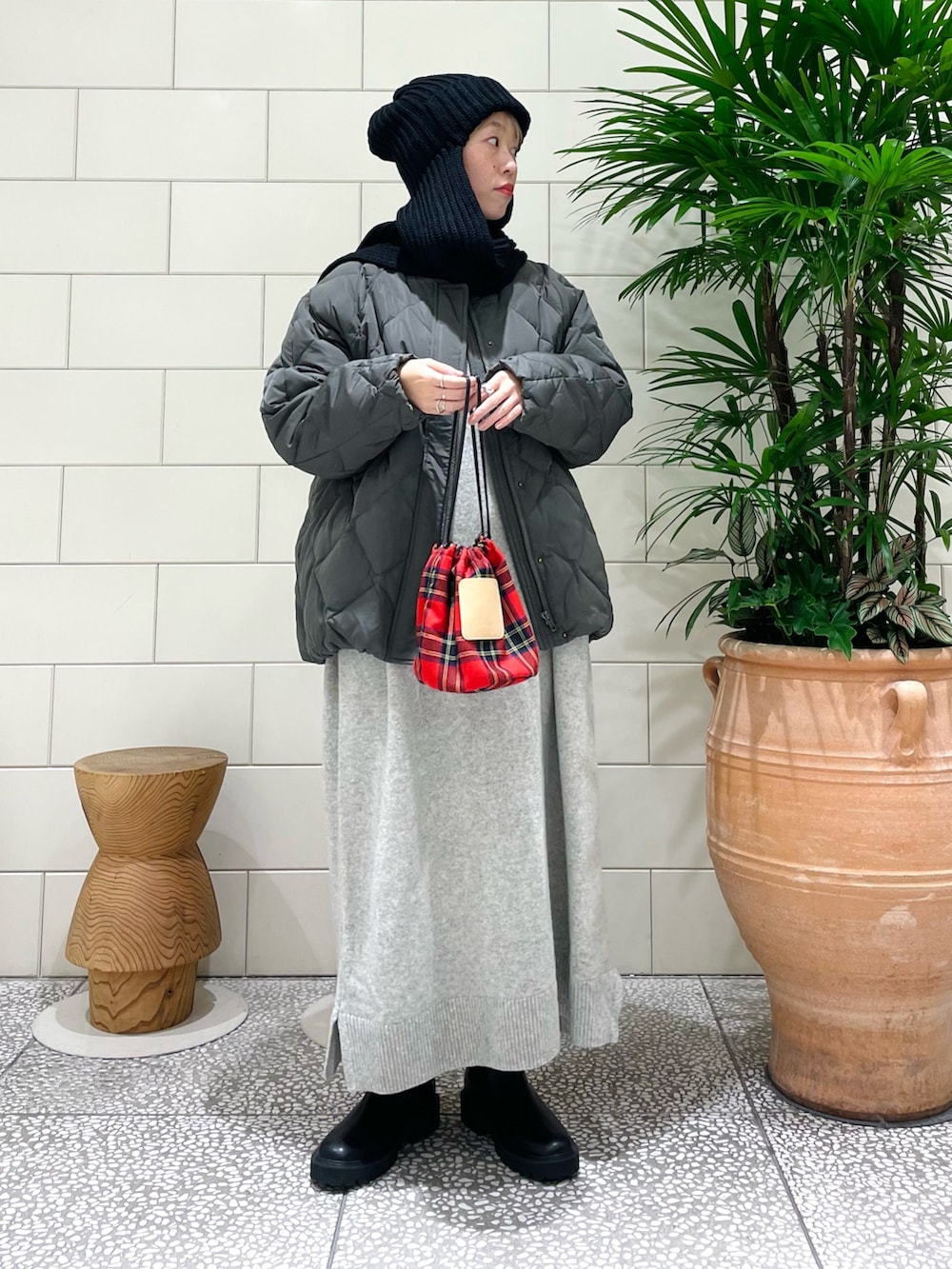 「新星WEARISTAにエントリー、おしゃ見えテクニック、クリスマスに着たい服、ニット帽、マイベストコーデ2023、赤、お出かけコーデ、ダウンジャケット、ブーツ」｜「URBAN RESEARCHのmuffler knit cap（キャップ、ブラック系）」を使った、MINAMIさん（レディース・158cm）の冬コーディネートの2枚目の写真