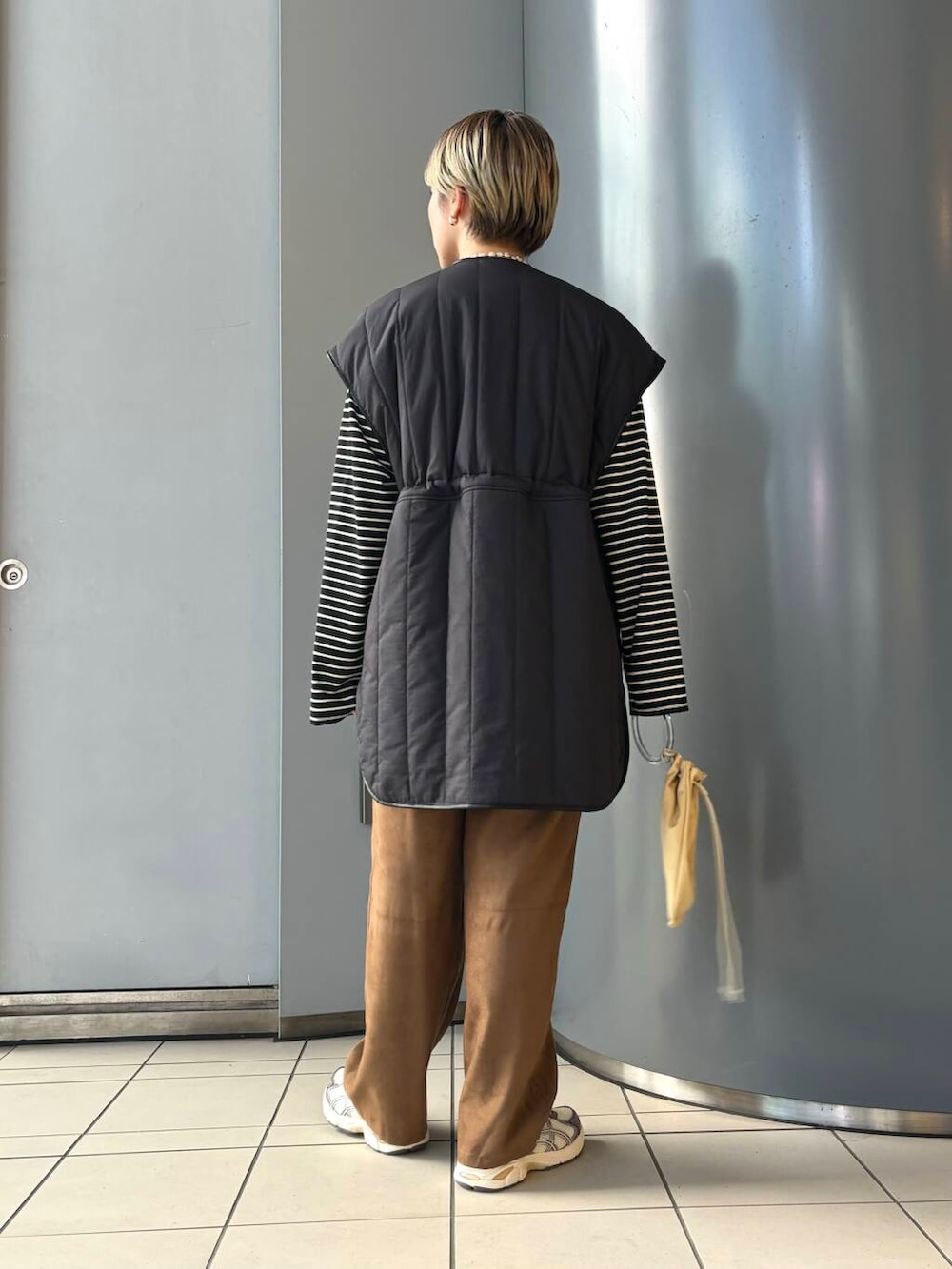 「カジュアルコーデ、URBANRESEARCH、キルティング、newarrival、レイヤードコーデ、ブルベ夏、骨格ウェーブ、ウェーブ×ブルベ夏、ウェーブ×カジュアル、ウェーブ×着やせ、私の推し新作アイテム」｜「LAATOのswing bag（ショルダーバッグ、イエロー系）」を使った、MINAMIさん（レディース・158cm）の夏コーディネートの3枚目の写真