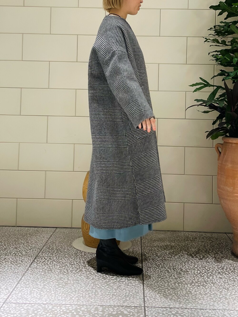 「シンプルスタイル、秋のコーデ、コート、ロングコート、リバーシブル、ブーツ、きれいめカジュアル」|「URBAN RESEARCHのdecor Plump Drop Pierce(ピアス(両耳用)、ゴールド系)」を使った、MINAMIさん(レディース・158cm)の秋コーディネートの2枚目の写真