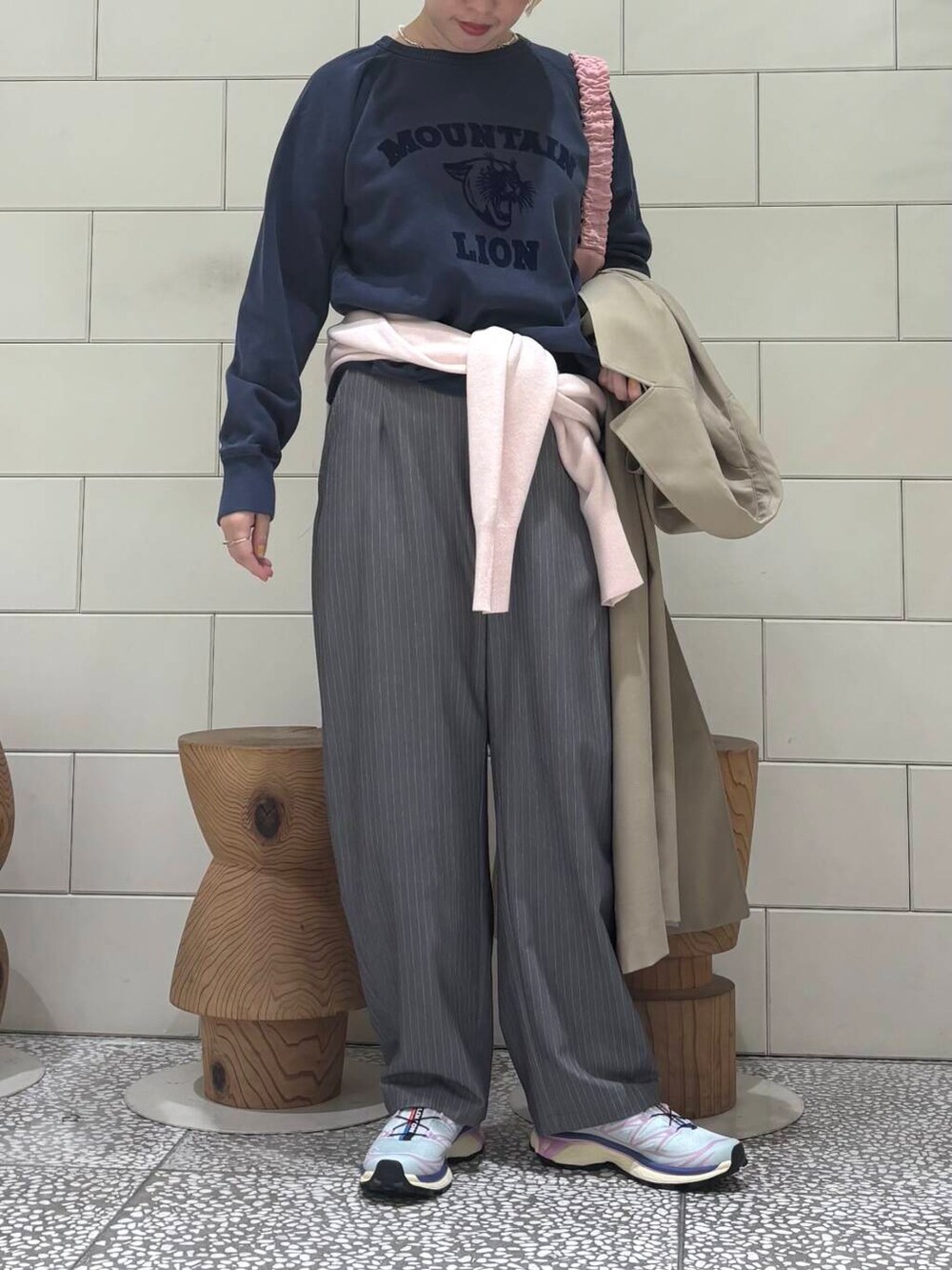 レッド系のショルダーバッグ、ブルー系のスウェット、ピンク系のニット/セーターを着用したレディースの冬コーディネートの2枚目の写真