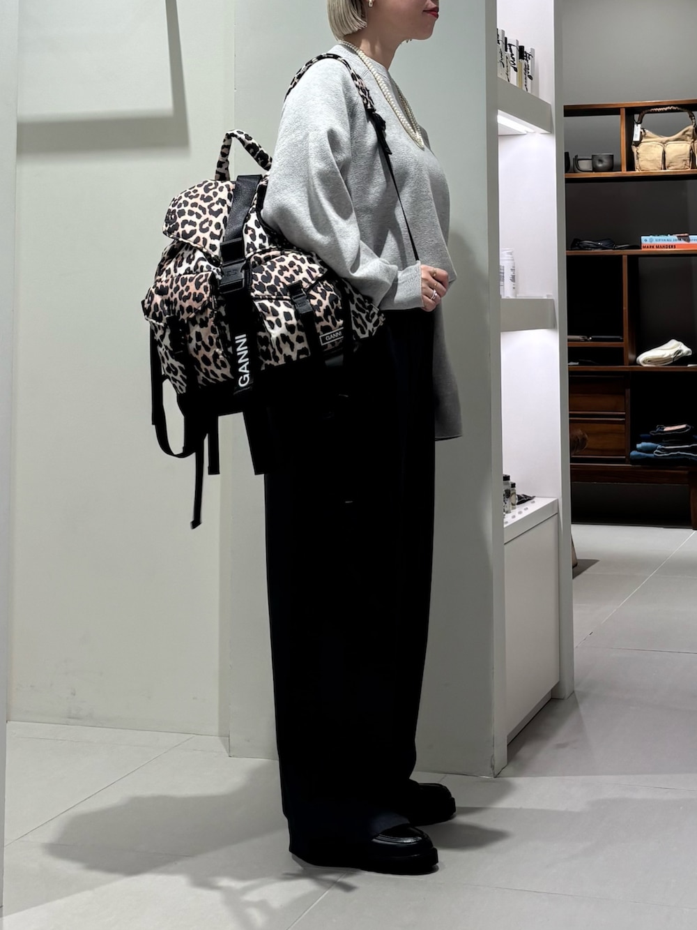 グレー系のニット/セーター、グレー系のその他パンツ、その他のバックパック/リュックを着用したレディースの秋コーディネートの2枚目の写真