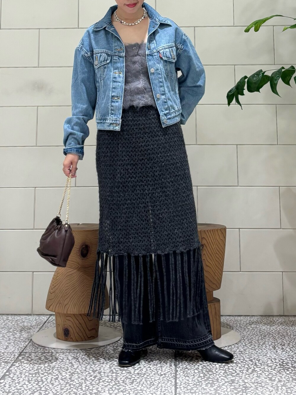 「レザー、休日スタイル、お出かけコーデ、デニム、メッシュ、レイヤードスタイル」｜「URBAN RESEARCHのダメージワイドデニムパンツ（デニムパンツ、ブラック系）」を使った、MINAMIさん（レディース・158cm）の秋コーディネートの2枚目の写真