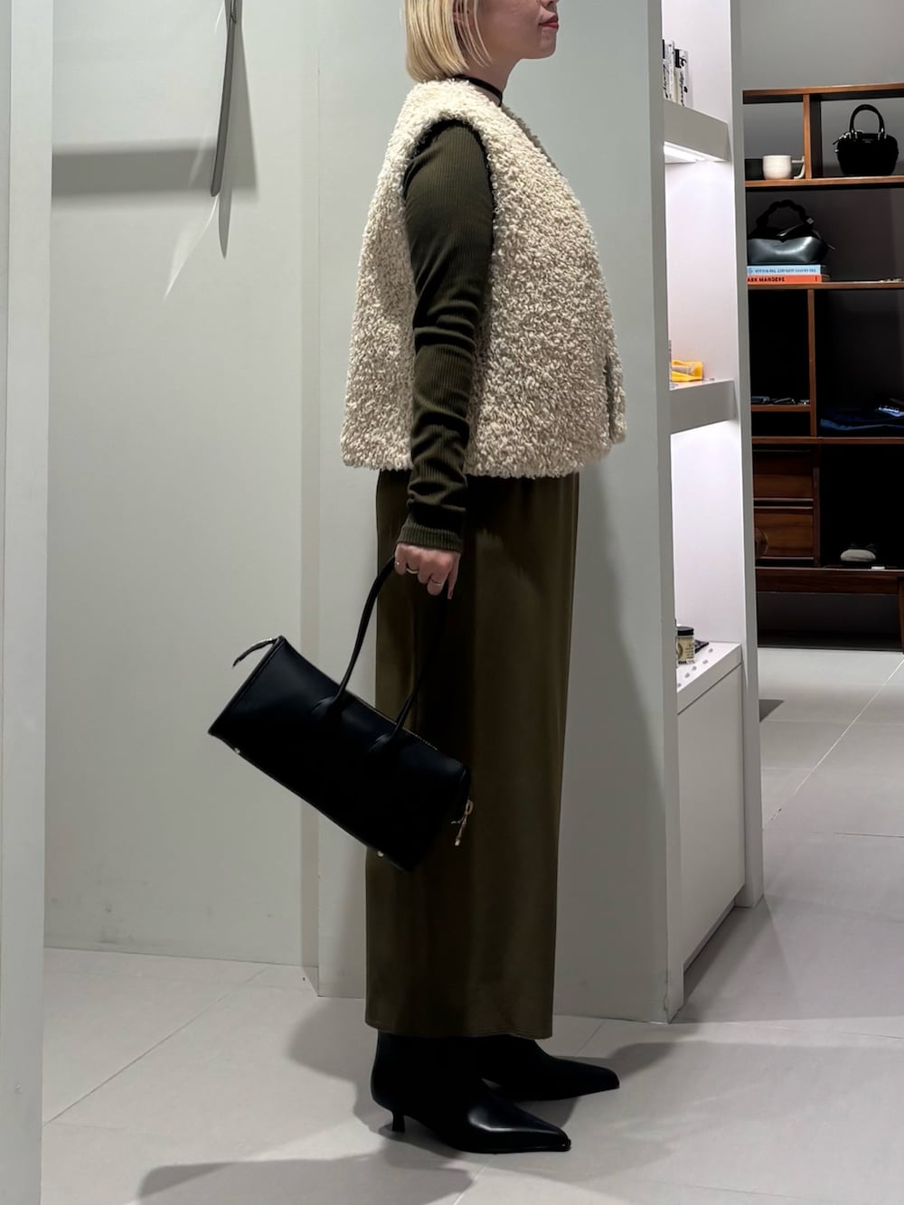 「秋服準備はじめました、着こなしのちょこっとテク、きれいめカジュアル、シンプルコーデ、お出かけコーデ、小物で作る初秋コーデ、秋冬コーデ、大人女子、着回しコーデ、キレイめコーデ」|「URBAN RESEARCHのECOPELカーリーファーベスト(その他アウター、ホワイト系)」を使った、MINAMIさん(レディース・158cm)の秋コーディネートの2枚目の写真