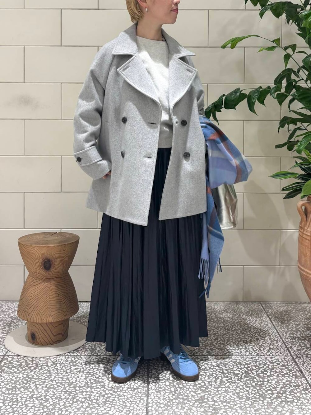 「デートコーデ、URBANRESEARCH、newarrival、ブルベ夏、寒い、骨格ウェーブ、ウェーブ×ブルベ夏、秋から冬へスイッチコーデ、私の推し新作アイテム、ベーシックアイテムで作る最旬コーデ、最旬アウターコーデ」|「URBAN RESEARCHのラメ裏毛スウェット(スウェット、ホワイト系)」を使った、MINAMIさん(レディース・158cm)の秋コーディネートの2枚目の写真