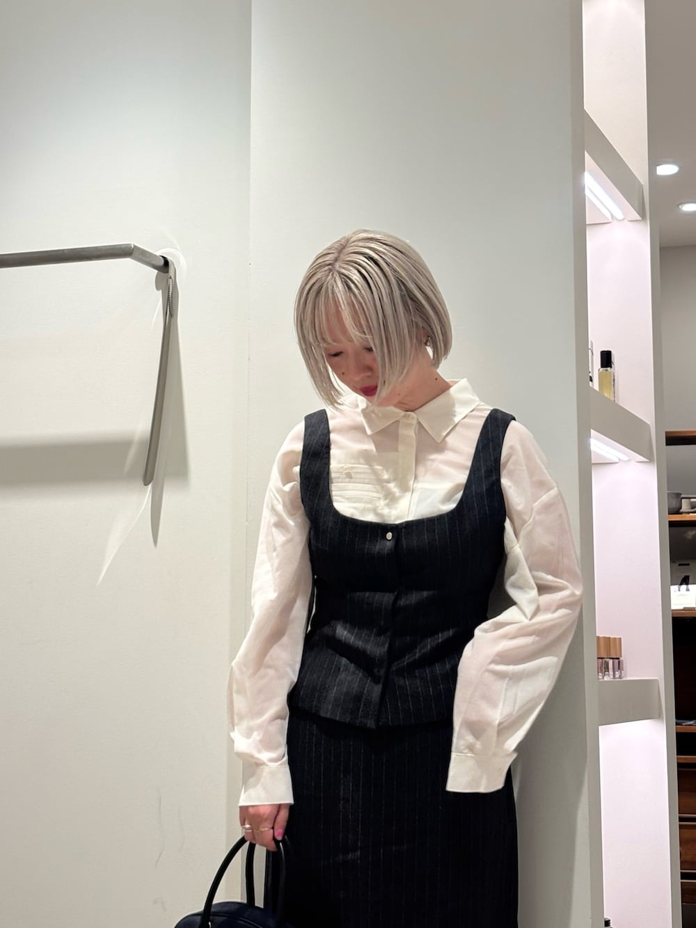 その他のベスト、ホワイト系のシャツ/ブラウス、その他のスカートを着用したレディースの秋コーディネートの4枚目の写真