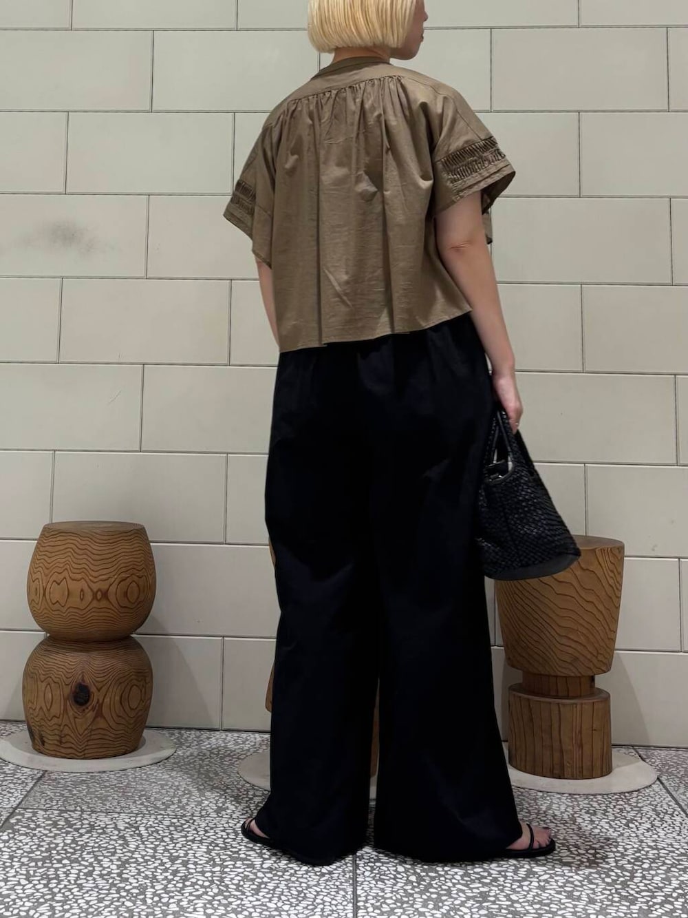 「大人カジュアル、イージーパンツ、きれいめカジュアル、URBANRESEARCH、シンプルコーデ、サンダル、newarrival、サンダルコーデ、旅行コーデ、骨格ウェーブ、暑い、ウェーブ×ブルベ夏、洒落見えイージーパンツ×サンダル、私が選ぶセールアイテム25ss、夏ルックで気分アップ」|「URBAN RESEARCHのメッシュ編みレザートートバッグ(トートバッグ、ブラック系)」を使った、MINAMIさん(レディース・158cm)の夏コーディネートの2枚目の写真