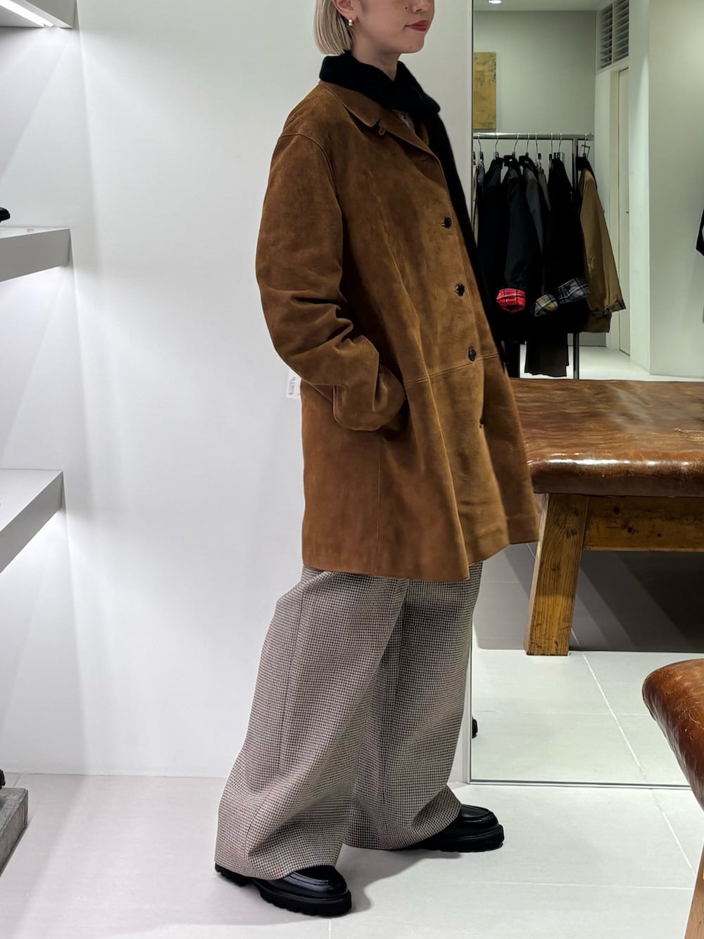 ホワイト系のTシャツ/カットソー、グレー系のその他パンツ、ブラック系のローファーを着用したレディースの秋コーディネートの2枚目の写真