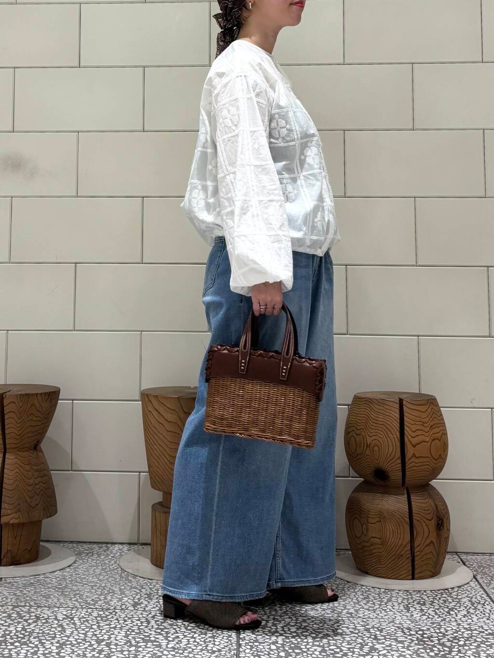 「大人カジュアル、URBANRESEARCH、かごバッグ、newarrival、休日スタイル、シアートップス、骨格ウェーブ、ウェーブ×ブルベ夏、ここでしか手に入らない別注アイテム、初夏のお出掛けコーデ、過ごしやすい」｜「URBAN RESEARCHの『別注』 MILLIWM×URBAN RESEARCH　オープントゥミュール（サンダル、ブラウン系）」を使った、MINAMIさん（レディース・158cm）の春コーディネートの3枚目の写真