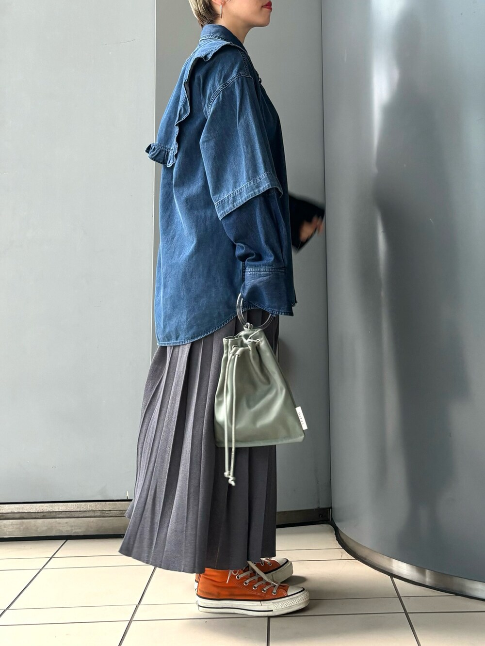 「アツいコーデ全部見せ、休日スタイル、フリル、おでかけコーデ」｜「LAATOのdenim blouse（シャツ/ブラウス、ブルー系）」を使った、MINAMIさん（レディース・158cm）の夏コーディネートの2枚目の写真
