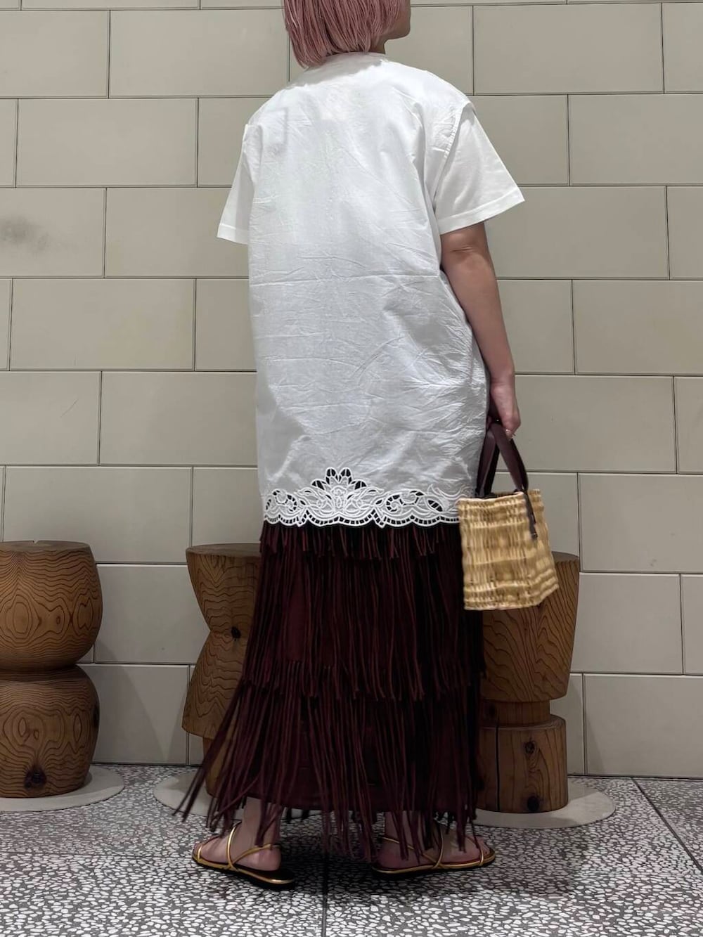 「大人カジュアル、URBANRESEARCH、サンダル、newarrival、骨格ウェーブ、ウェーブ×ブルベ夏、ここでしか手に入らない別注アイテム、私のイチ推しブランド、カジュアル派のtシャツコーデ」|「URBAN RESEARCHのストローカゴバッグ(かごバッグ、ブラウン系)」を使った、MINAMIさん(レディース・158cm)の夏コーディネートの4枚目の写真