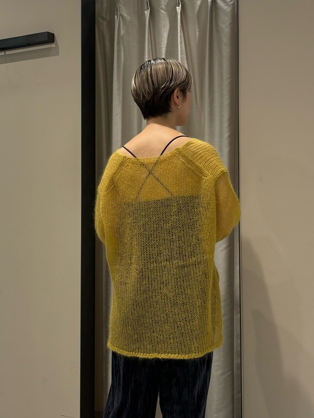 「秋服準備はじめました、デートコーデ、シアートップス、休日スタイル、スポーツミックス、秋コーデ」｜「URBAN RESEARCH ROSSO WOMENのシアーモヘアVネックプルオーバー（ニット/セーター、イエロー系）」を使った、MINAMIさん（レディース・158cm）の秋コーディネートの2枚目の写真