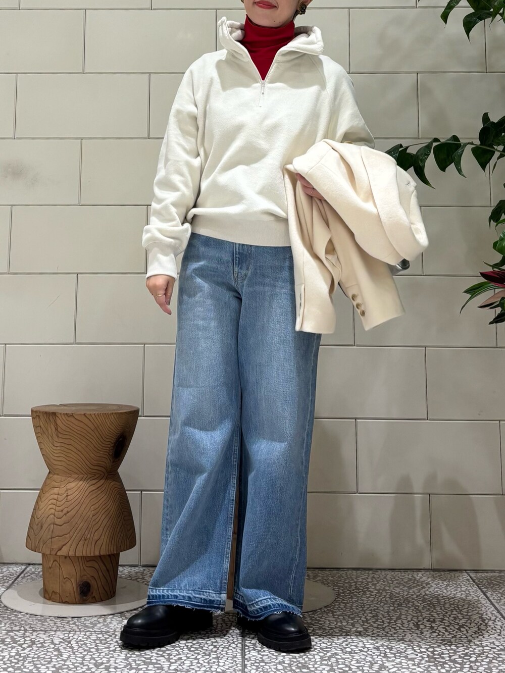 「タートルネック、フリース、最近のいい感じコーデ、お出かけコーデ、ホワイトコーデ、冬コーデ」｜「URBAN RESEARCHのウールモッサショートコート（その他アウター、ホワイト系）」を使った、MINAMIさん（レディース・158cm）の冬コーディネートの4枚目の写真