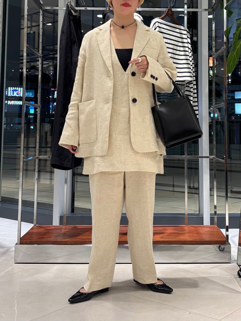 「大人カジュアル、ジャケット、セットアップ、きれいめカジュアル、URBANRESEARCH、newarrival、骨格ウェーブ、ウェーブ×ブルベ夏、春のジャケットスタイル」|「URBAN RESEARCHのポインテッドバックストラップシューズ(パンプス、ブラック系)」を使った、MINAMIさん(レディース・158cm)の春コーディネートの2枚目の写真