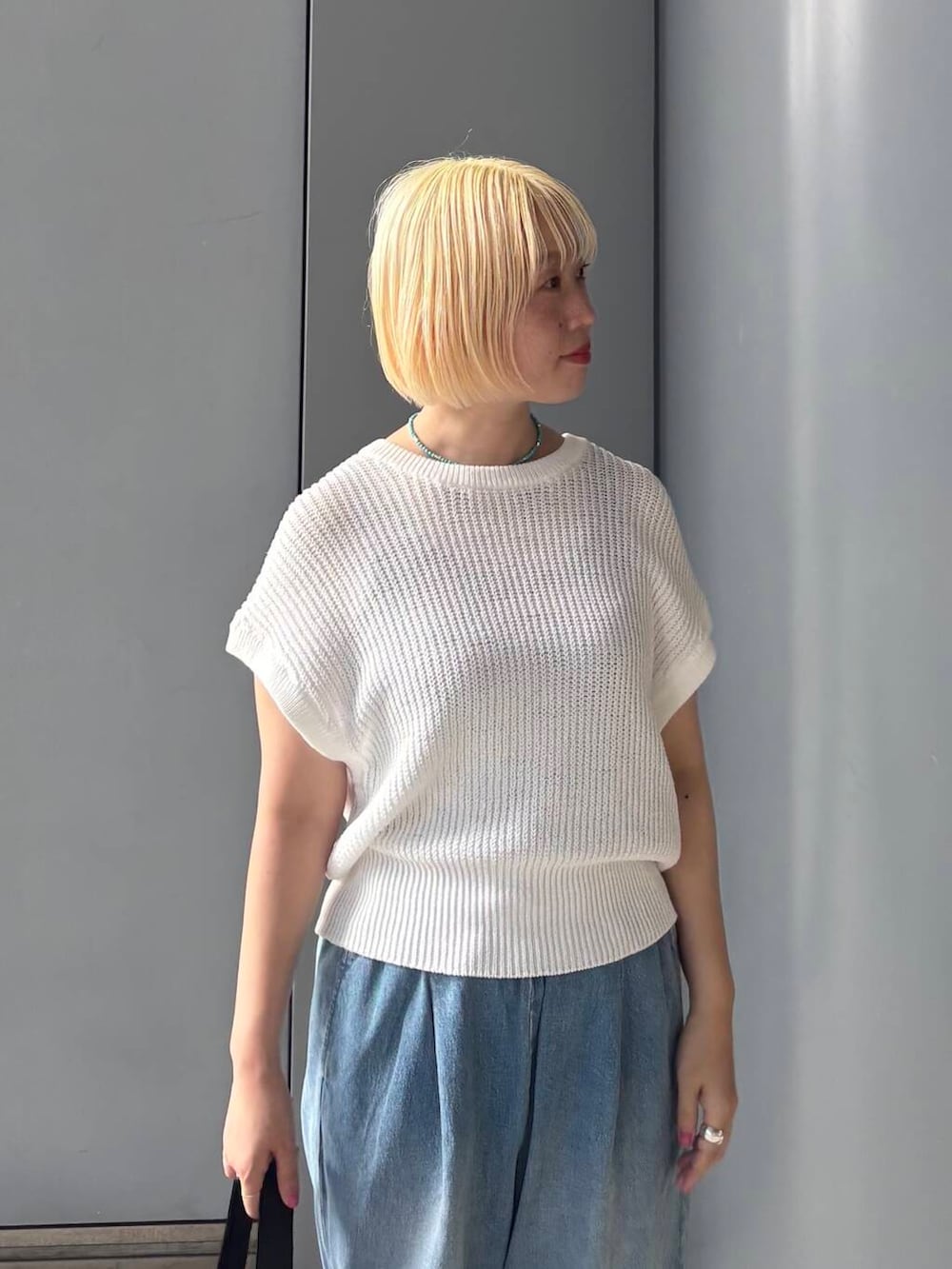 「大人カジュアル、デニム、イージーパンツ、URBANRESEARCH、夏コーデ、newarrival、お出かけコーデ、旅行コーデ、骨格ウェーブ、暑い、ウェーブ×ブルベ夏、私が選ぶセールアイテム25ss」｜「かぐれのフェードデニムイージーパンツ（デニムパンツ、ブルー系）」を使った、MINAMIさん（レディース・158cm）の夏コーディネートの3枚目の写真