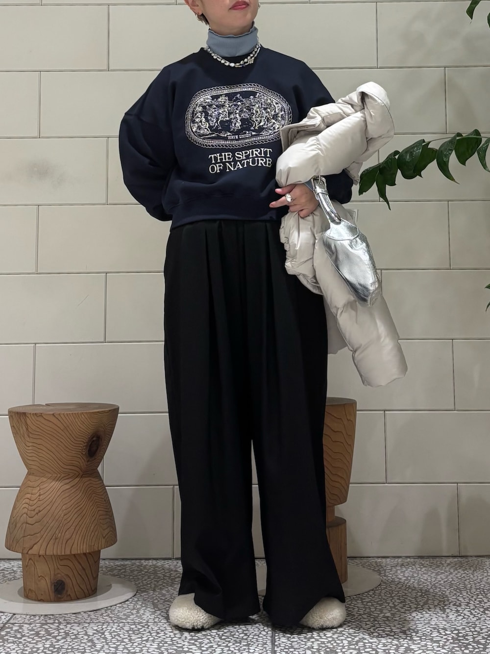 ホワイト系のダウンジャケット/コート、ブルー系のTシャツ/カットソー、ブルー系のスウェットを着用したレディースの冬コーディネートの3枚目の写真