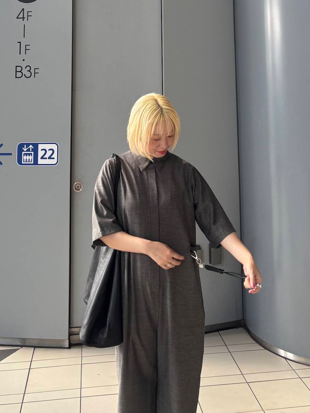 「オールインワン、シンプルコーデ、夏コーデ、旅行コーデ、私が選ぶセールアイテム25ss、夏ルックで気分アップ」｜「URBAN RESEARCHの『2サイズ展開』リネンブレンドジャンプスーツ（サロペット/オーバーオール、ブラック系）」を使った、MINAMIさん（レディース・158cm）の夏コーディネートの5枚目の写真