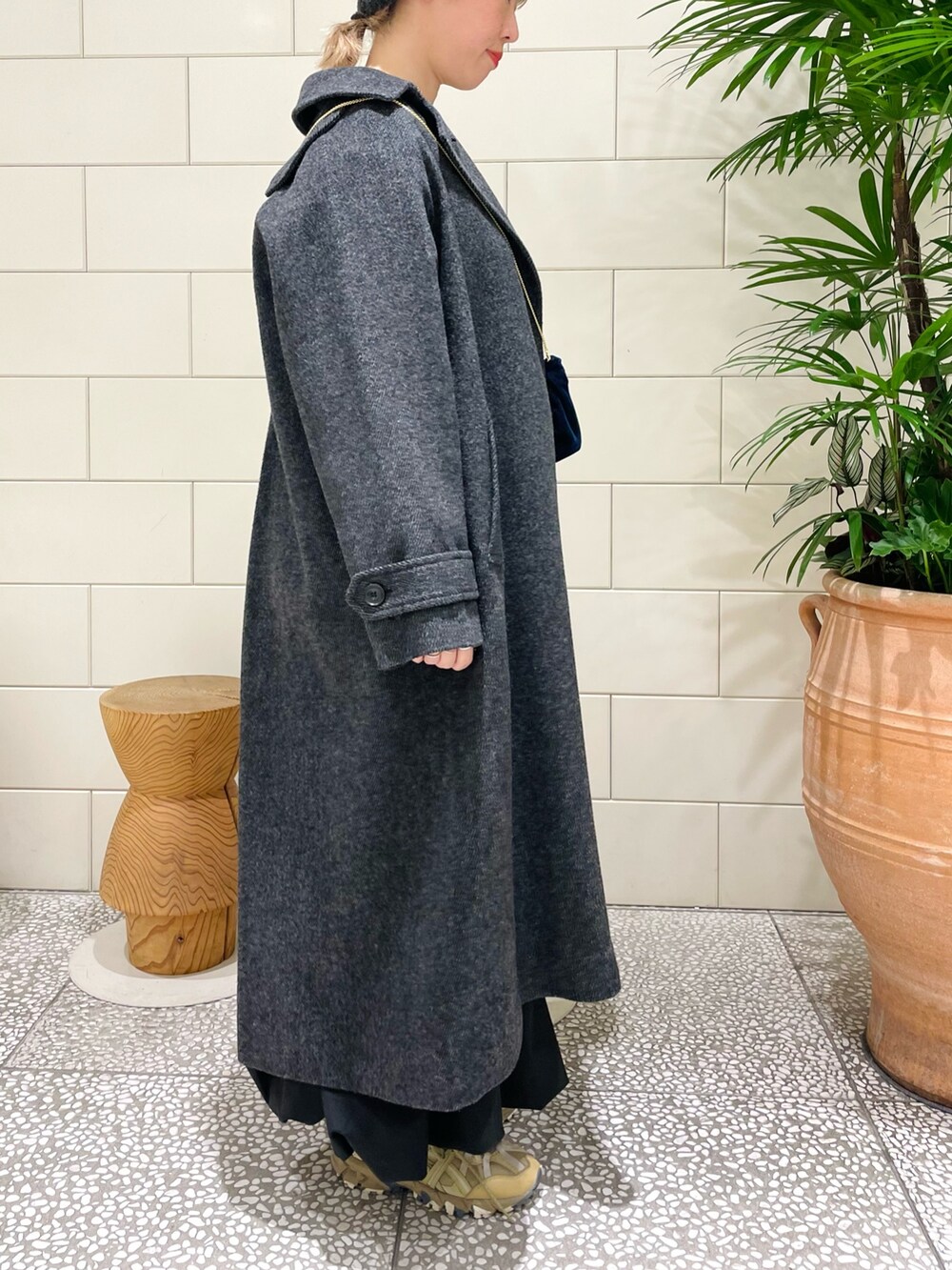 「新星WEARISTAにエントリー、おしゃ見えテクニック、冬アウター、休日スタイル、ロングコート、ニット帽、マイベストコーデ2023、お出かけコーデ、ロングスカート、スカートコーデ、冬コーデ」｜「URBAN RESEARCHのニットキャップ（ニットキャップ/ビーニー、グレー系）」を使った、MINAMIさん（レディース・158cm）の冬コーディネートの2枚目の写真