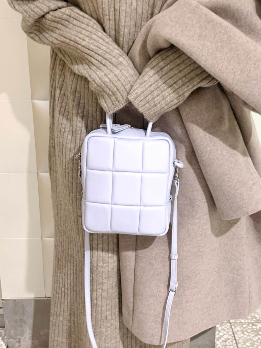 「クリスマスに着たい服、今日のコーデ、大人カジュアル、ニットワンピース、ロングコート、アウター、ロングワンピース、サイドゴアブーツ、ブーツ、ミニバッグ、タートルネック」｜「URBAN RESEARCHのプチスタンドコート（その他アウター、グレー系）」を使った、MINAMIさん（レディース・158cm）の冬コーディネートの3枚目の写真