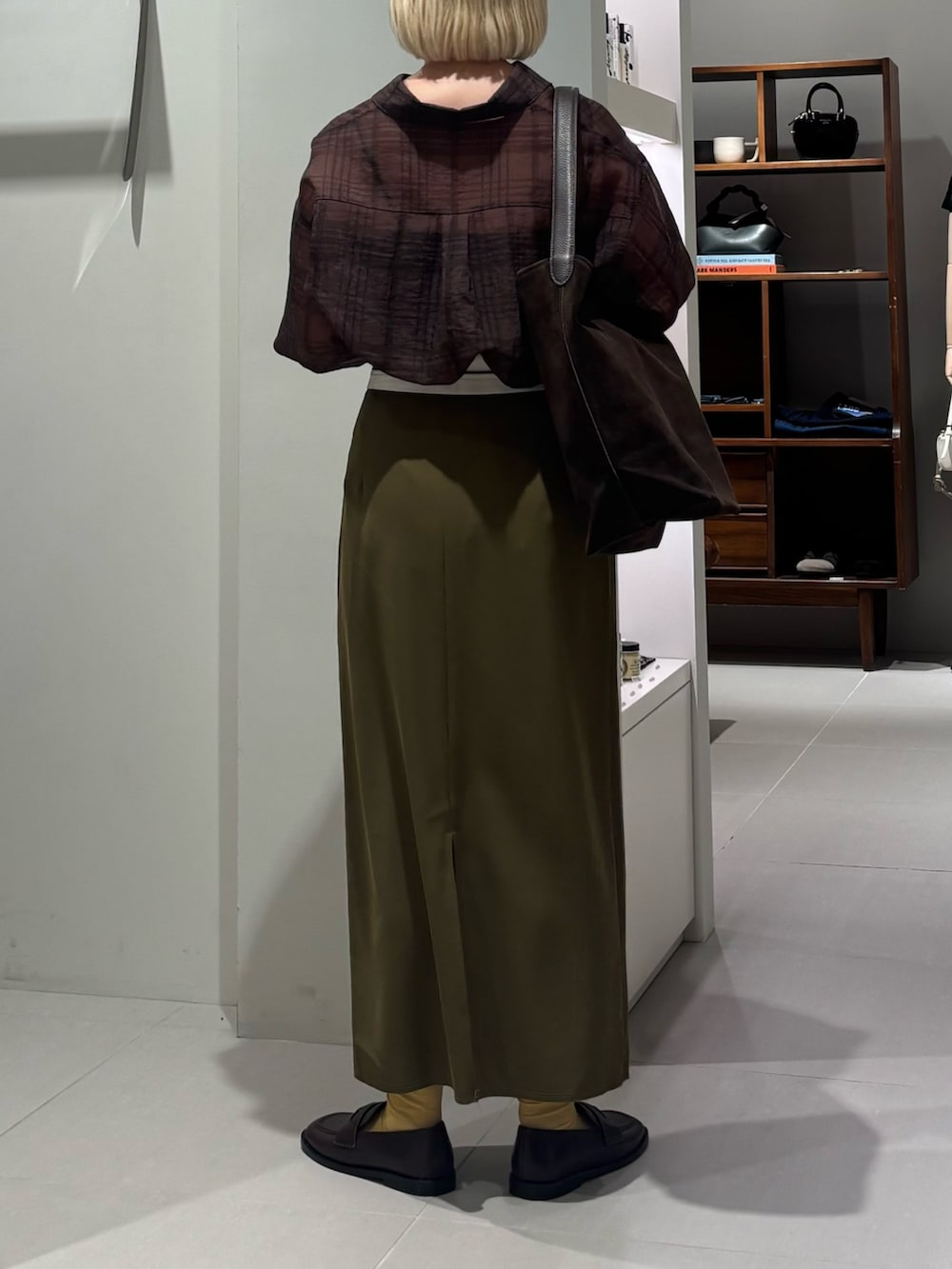 「チェック、ブラウン、秋服準備はじめました、シャツスタイル、きれいめカジュアル、シアートップス、シンプルコーデ、ロングスカート、小物で作る初秋コーデ、季節の変わり目羽織コーデ、大人コーデ、シンプル、秋のコーデ、今日のコーデ、秋色」｜「URBAN RESEARCHのシアーチェックオーバーシャツ（シャツ/ブラウス、ブラウン系）」を使った、MINAMIさん（レディース・158cm）の秋コーディネートの3枚目の写真