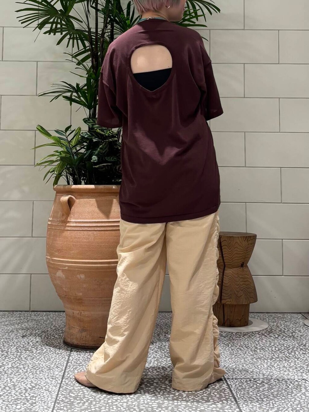 ブラウン系のTシャツ/カットソー、オレンジ系のその他パンツ、ベージュ系のパンプスを着用したレディースの春コーディネートの4枚目の写真