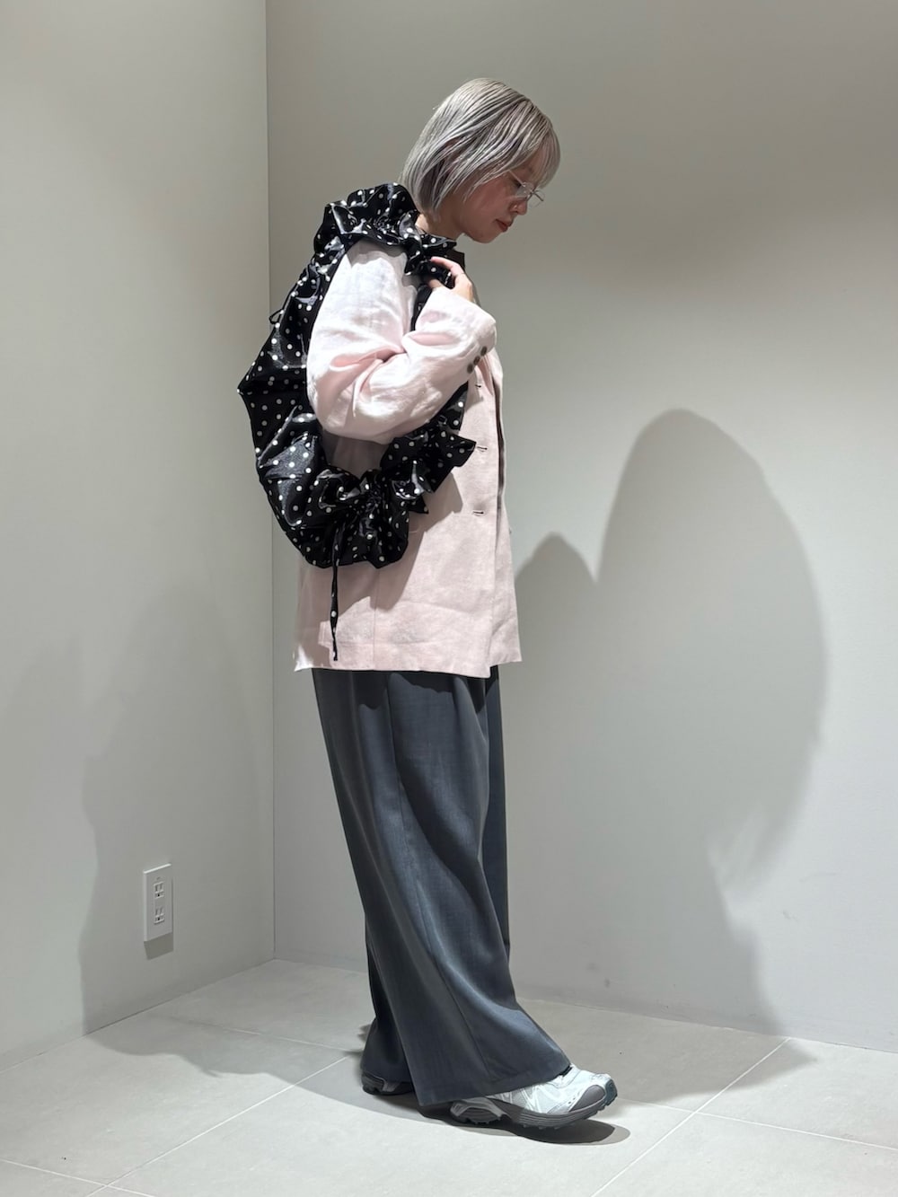 ピンク系のその他アウター、ホワイト系のショルダーバッグ、ブラウン系のTシャツ/カットソーを着用したレディースの春コーディネートの2枚目の写真