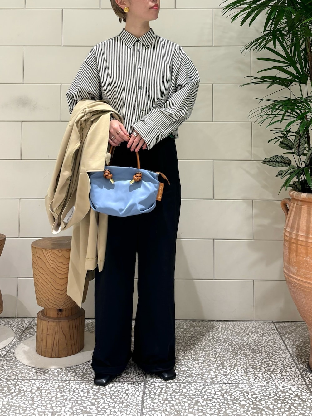 「春のおしゃ見えテクニック、春服みてみて、お出かけコーデ、シンプルコーデ、大人カジュアル、春アウター、ローファー」｜「URBAN RESEARCHの『一部WEB限定カラー』ドロストトレンチコート（トレンチコート、ベージュ系）」を使った、MINAMIさん（レディース・158cm）の春コーディネートの4枚目の写真