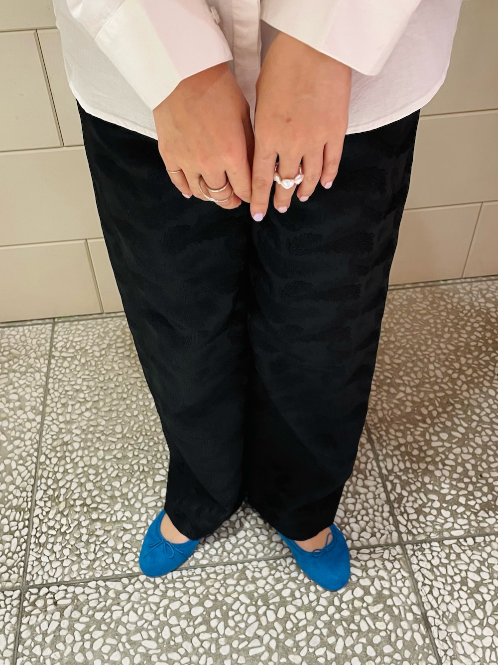 ホワイト系のシャツ/ブラウス、ブラック系のその他パンツ、ブルー系のバレエシューズを着用したレディースの春コーディネートの4枚目の写真