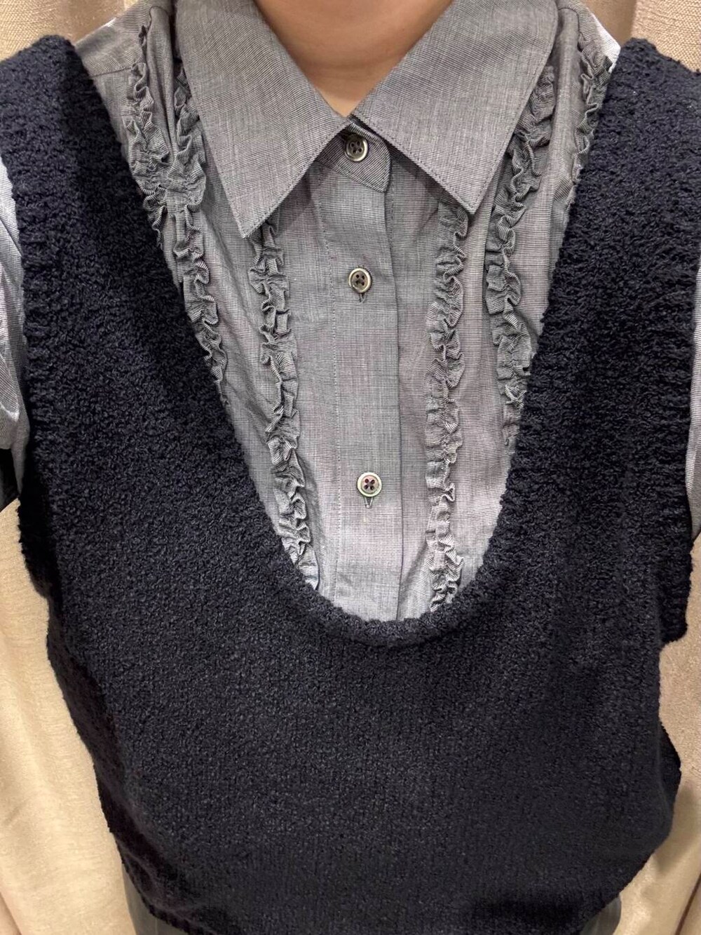 グレー系のその他パンツ、グリーン系のトレンチコート、ブルー系のベストを着用したレディースの冬コーディネートの4枚目の写真