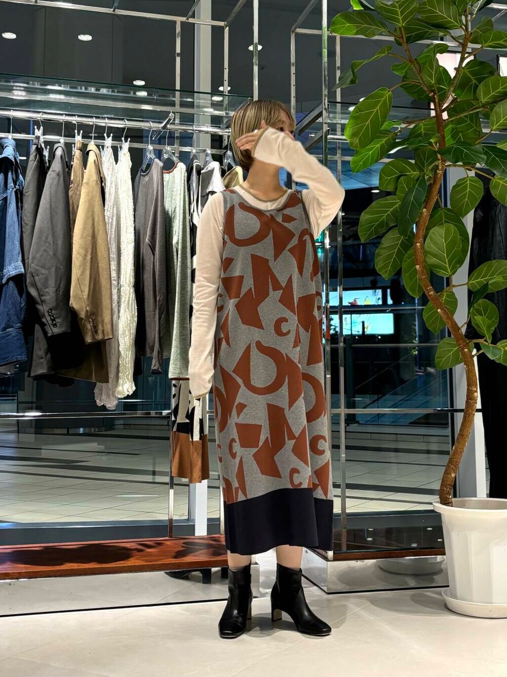 「URBANRESEARCH、newarrival、ブルベ夏、骨格ウェーブ、ウェーブ×ブルベ夏、盛夏から晩夏へスイッチコーデ、ワンピが主役のコーデ、ウェーブ×カジュアル、ウェーブ×着やせ、私の推し新作アイテム、先取り秋カラーコーデ」｜「LAATOのover jacket（その他アウター、ブラウン系）」を使った、MINAMIさん（レディース・158cm）の夏コーディネートの2枚目の写真