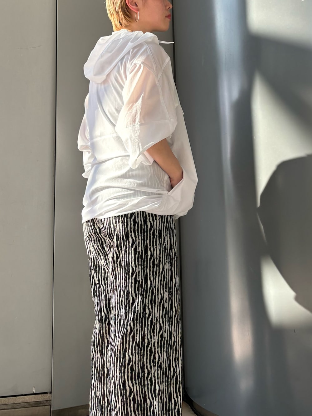「モノトーン、ハーフジップ、アウトドアスタイル、休日スタイル、水着、スポーツミックス」｜「URBAN RESEARCHのSwim URBAN RESEARCH　スイム アノッラックパーカー（水着、ホワイト系）」を使った、MINAMIさん（レディース・158cm）の春コーディネートの2枚目の写真