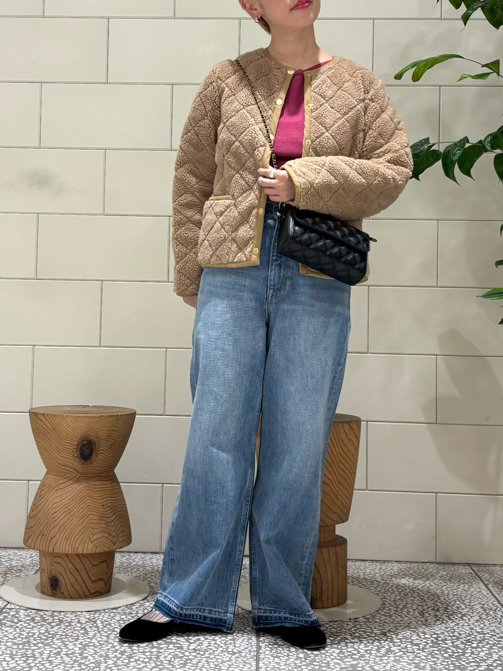 「おしゃ見えテクニック、デニム、秋コーデ、メガネ女子、ボア、ショルダーバッグ」|「Traditional WeatherwearのTraditional Weatherwear ARKLEY(ダウンジャケット/コート、ベージュ系)」を使った、MINAMIさん(レディース・158cm)の秋コーディネートの2枚目の写真