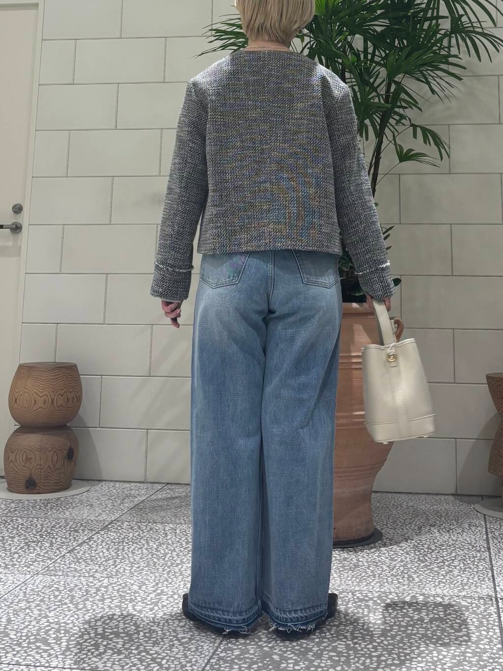 「大人カジュアル、デニムスタイル、URBANRESEARCH、newarrival、骨格ウェーブ、ウェーブ×ブルベ夏、やや寒い、春のジャケットスタイル、おでかけコーデ、パンツスタイル、春先取り、大人かわいい、ジャケットコーデ、デニムコーデ」｜「URBAN RESEARCHのダメージワイドデニムパンツ（デニムパンツ、ブルー系）」を使った、MINAMIさん（レディース・158cm）の冬コーディネートの3枚目の写真
