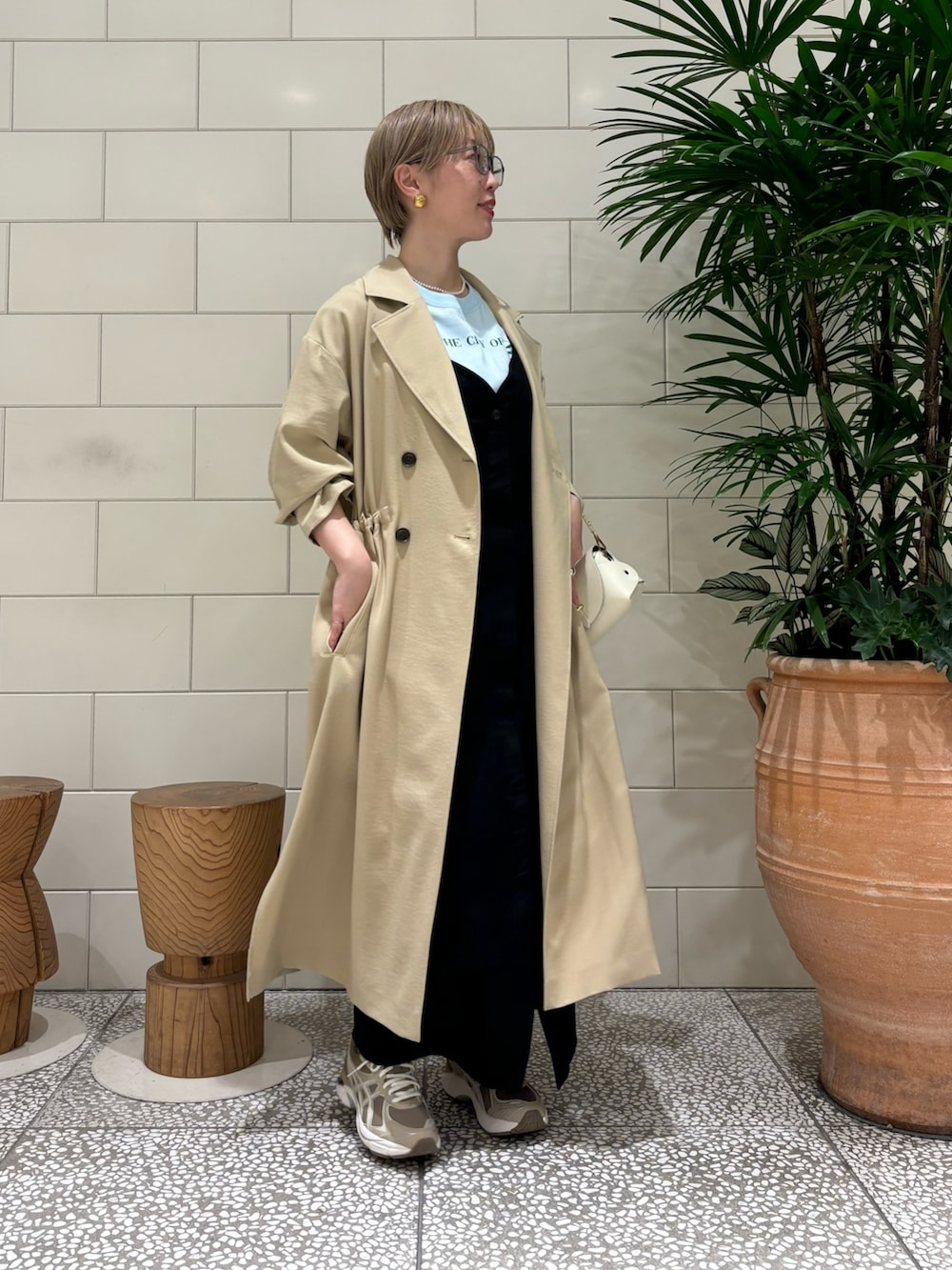 「春のおしゃ見えテクニック、春服みてみて、お出かけコーデ、シンプルコーデ、春アウター、大人カジュアル、春色、休日スタイル」|「URBAN RESEARCHの『一部WEB限定カラー』ドロストトレンチコート(トレンチコート、ベージュ系)」を使った、MINAMIさん(レディース・158cm)の春コーディネートの2枚目の写真