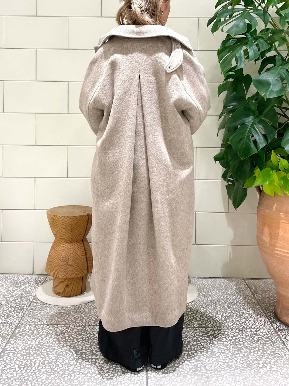 「新星WEARISTAにエントリー、冬アウター、休日スタイル、クリスマスに着たい服、ロングコート、マイベストコーデ2023、お出かけコーデ、着回しコーデ、冬のコーデ」｜「LAATOのVOLUME SLEEVE KNIT（ニット/セーター、ピンク系）」を使った、MINAMIさん（レディース・158cm）の冬コーディネートの3枚目の写真